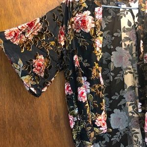 American Eagle floral kimono shawl